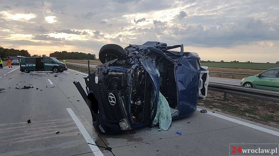 Wypadek z udziałem auta żandarmerii wojskowej na A4
