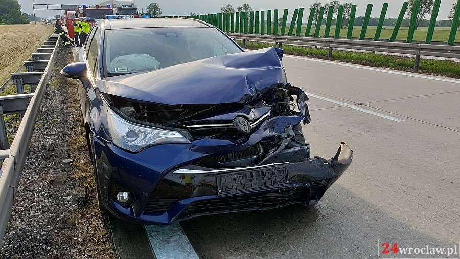 Zderzenie na autostradzie A4.  Auto na barierach