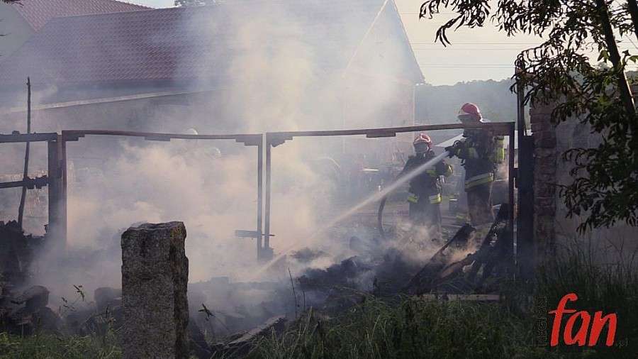 Groźny pożar na terenie hurtowni