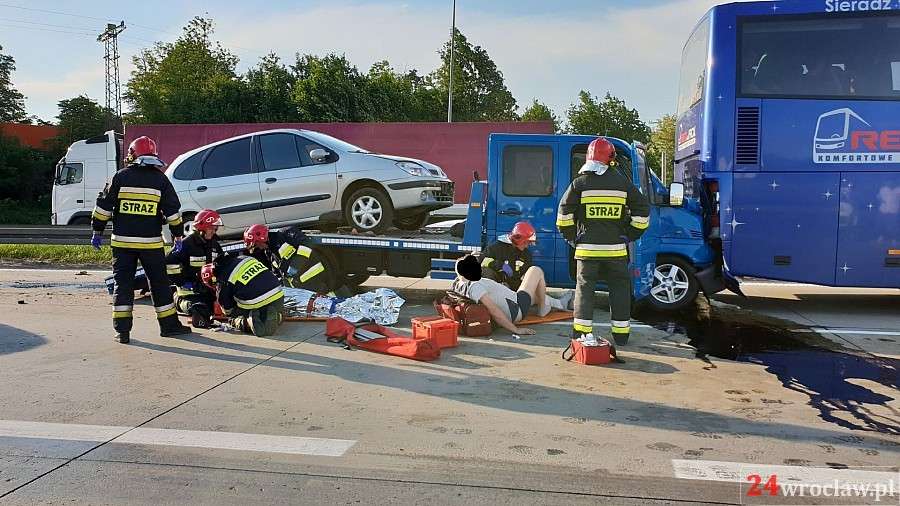 Karambol na A4. Zderzyło się 7 pojazdów. Autostrada całkowicie zablokowana. 