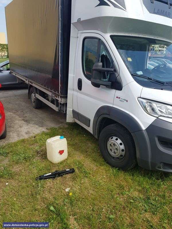 Włamywał się do busów - wpadł na kradzieży sklepowej