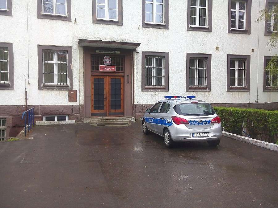 Na widok radiowozu zamienili się miejscami
