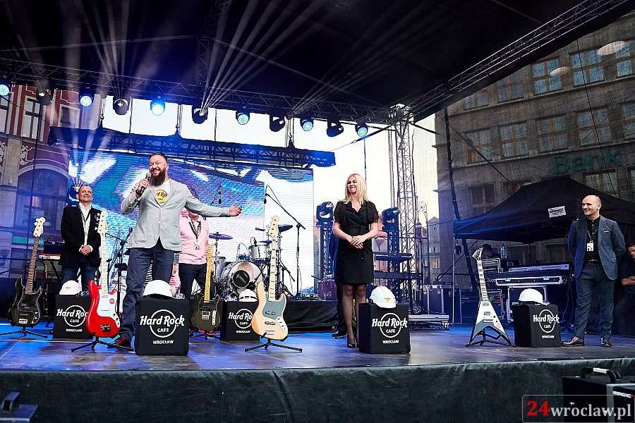 Gitary roztrzaskane - Hard Rock Cafe oficjalnie otwarte!