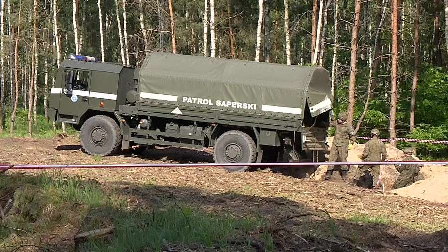 Firma składowała na budowie 1200 pocisków. Saperzy wywożą je w bezpieczne miejsce