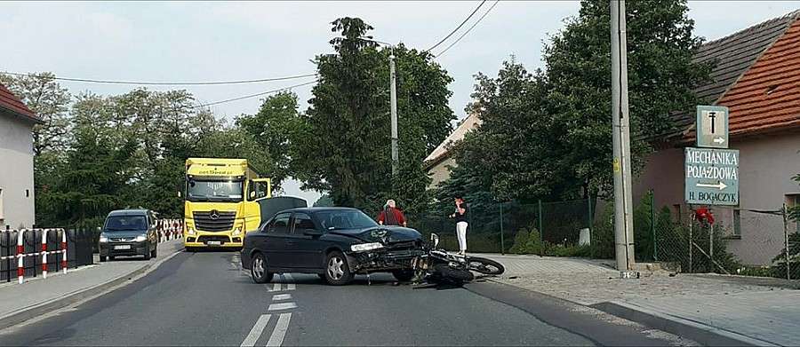 Zderzenie motocyklisty z samochodem osobowym
