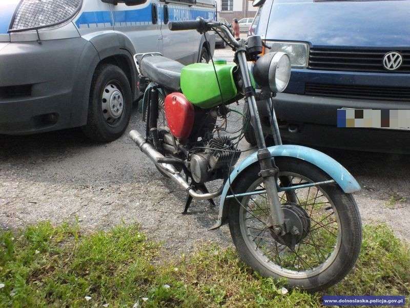 Pijany kierowca motoroweru zakończył jazdę na przydrożnym drzewie. 