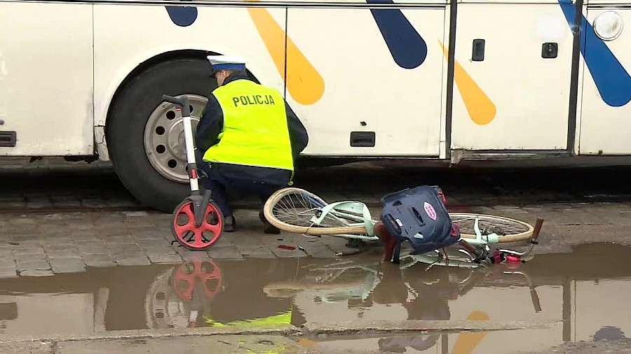Matka z dzieckiem została wciągnięta pod autobus we Wrocławiu. Kobieta nie przeżyła