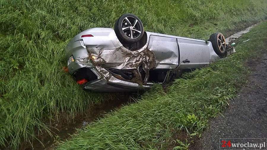 Auto w rowie na autostradzie A4