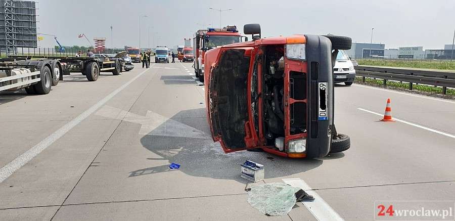 Bus przewrócił się po zderzeniu z vw golfem na A4