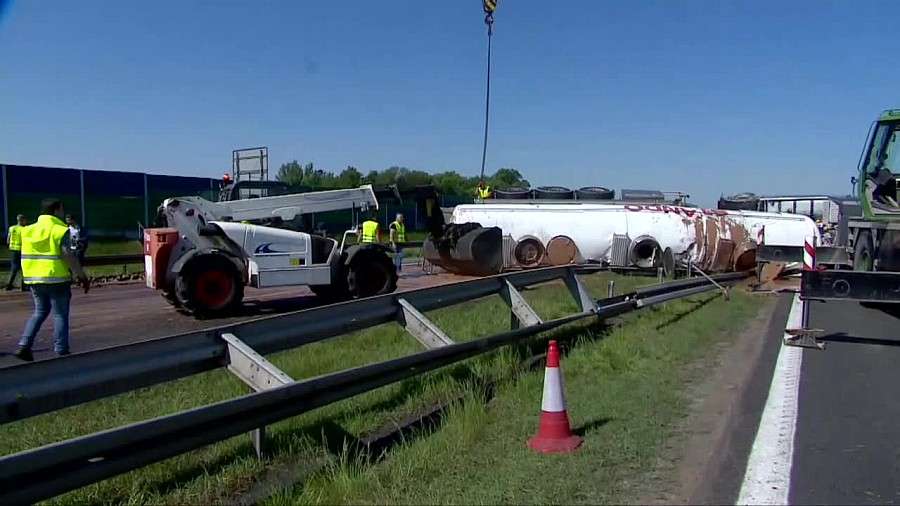 Wypadek cysterny na A2. Na jezdnię wyciekły 24 tony czekolady