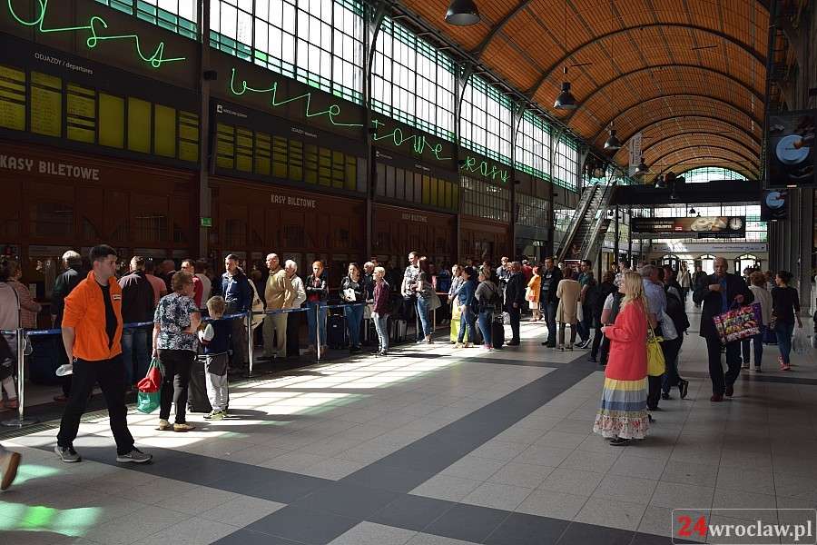 Ogromne kolejki do kas na wrocławskim dworcu