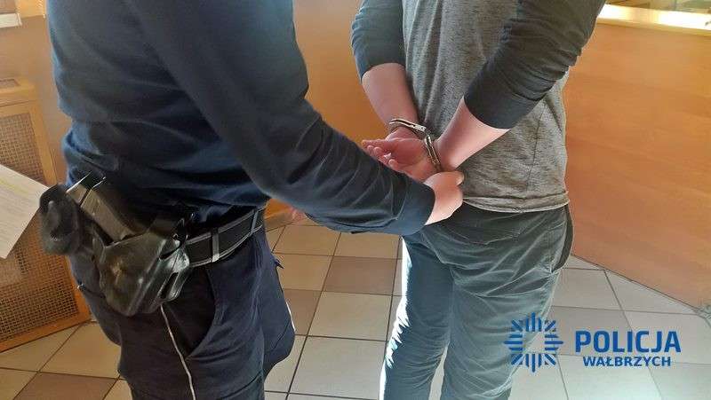 Policjanci zatrzymali podejrzanego o usiłowanie rozboju na pracowniku firmy kurierskiej