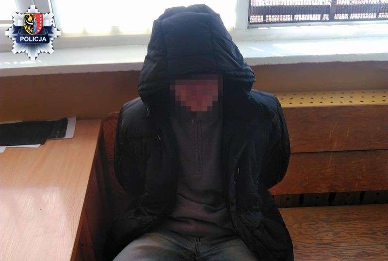 Próbowała uwolnić z rąk policjantów poszukiwanego konkubenta – obydwoje zostali zatrzymani