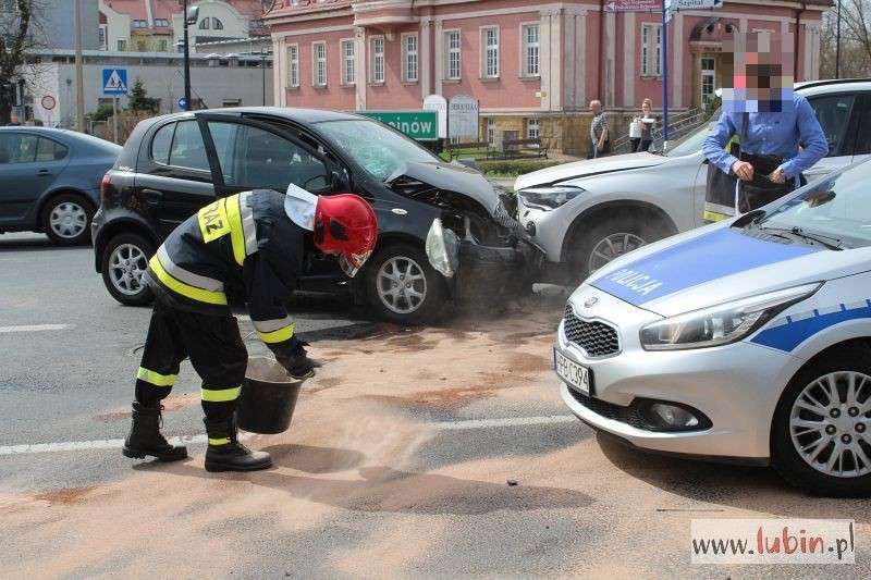  Zderzyli się czołowo, jedna osoba w szpitalu