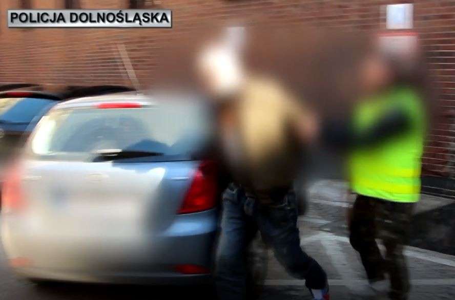 Areszt za kradzież rozbójniczą i uszkodzenie kilku pojazdów