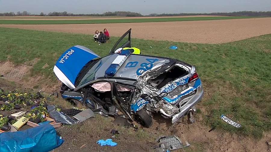 Dwa wypadki na A4. Rozbity radiowóz. Policjanci w ciężkim stanie
