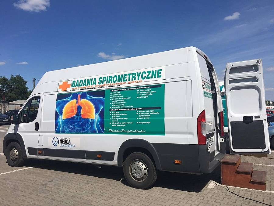 Spirobus Fundacji NEUCA dla Zdrowia ponownie wyruszył w trasę  - akcja bezpłatnych badań płuc we Wro
