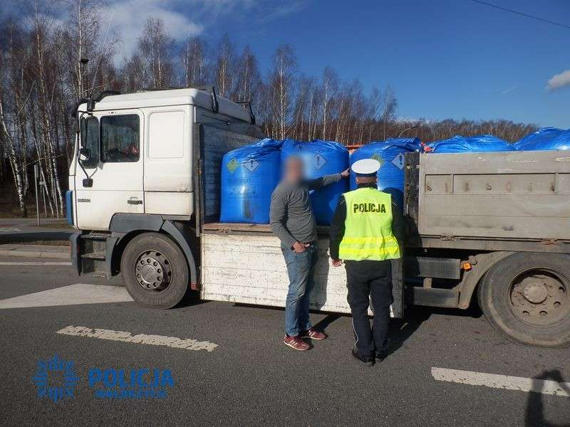 Nie zabezpieczył przewożonego niebezpiecznego ładunku jadąc niesprawnym samochodem ciężarowym