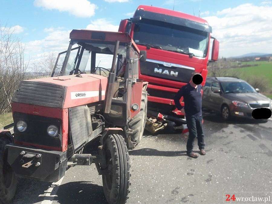 Ciężarówka najechała na ciągnik rolniczy