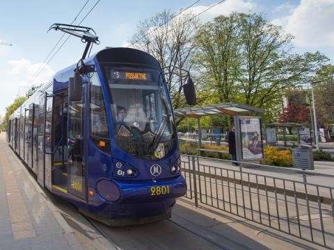 Cztery osoby ranne po gwałtownym hamowaniu tramwaju