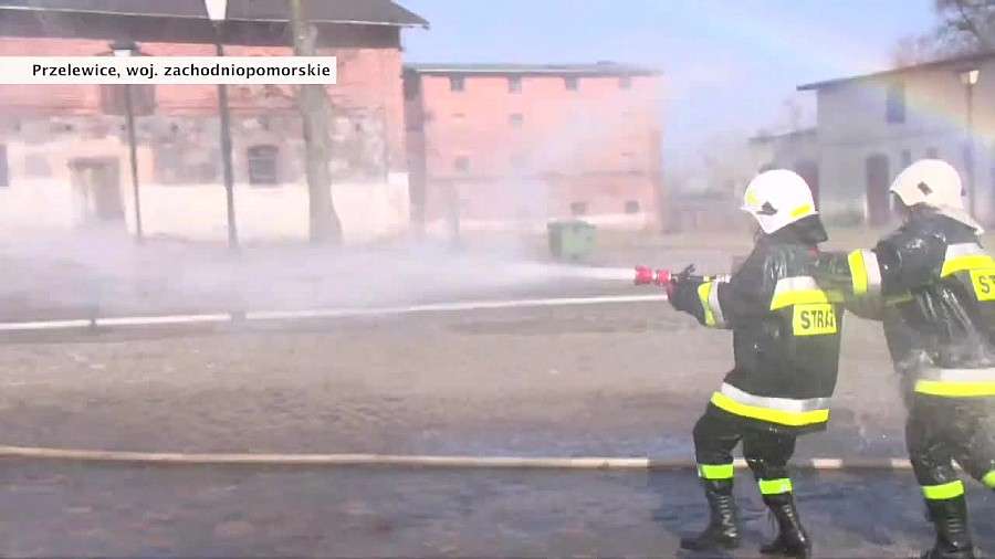 Niskie temperatury nie odstraszyły fanów polewania. Lany Poniedziałek w Polsce