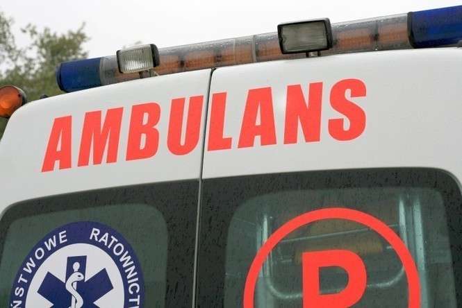 Mężczyzna z podejrzeniem zawału uciekł z karetki.  Niestety zmarł