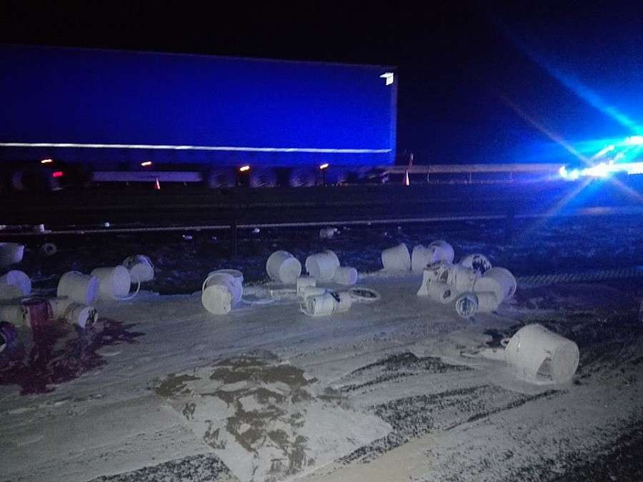 Ciężarówka z farbami przewróciłą się na A4. Droga zablokowana.
