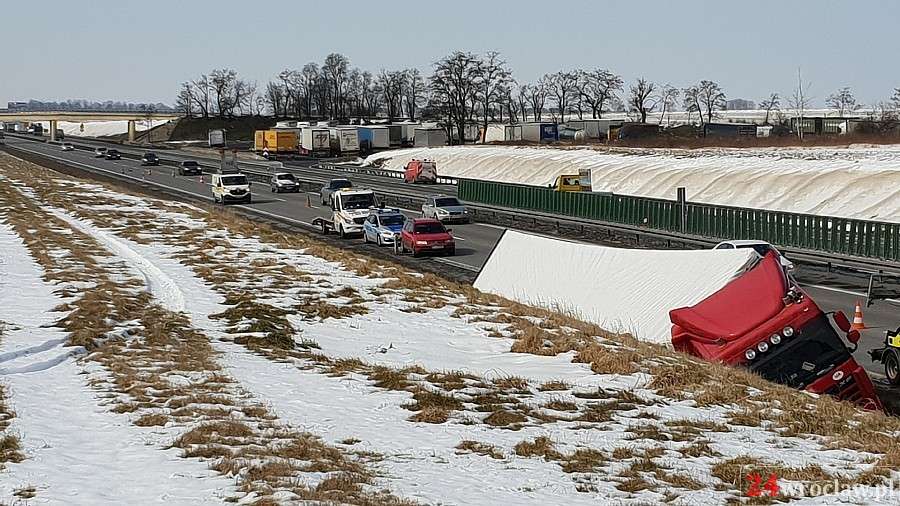 Trwa przeładunek i wyciąganie Tira z rowu na A4