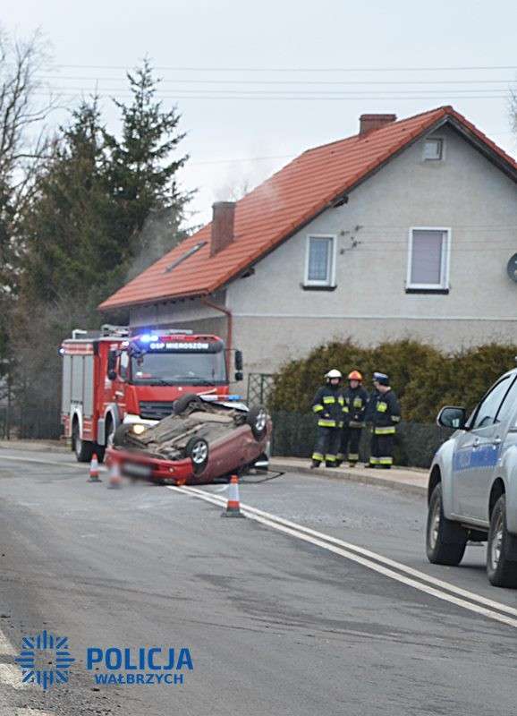 Dachował i uciekł z miejsca zdarzenia