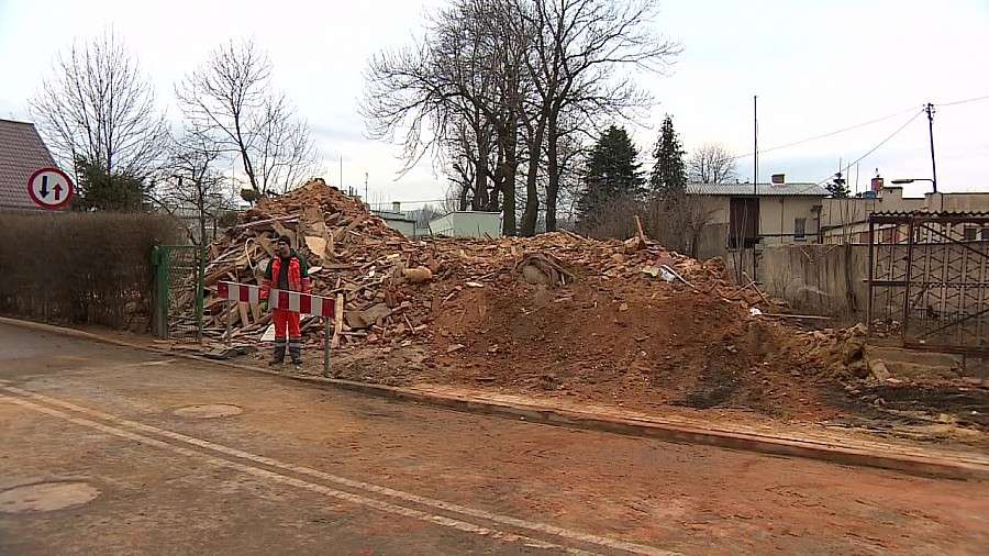 Pani lokatorka, zauważyła, że ściany pękają. Samodzielnie opuściła budynek”. Zawalił się dom w Dzier
