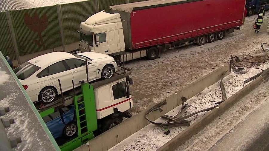 Zderzenie czterech ciężarówek i samochodu dostawczego