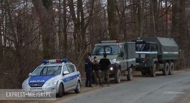 Podczas prac na polu znalazł przedmiot przypominający minę
