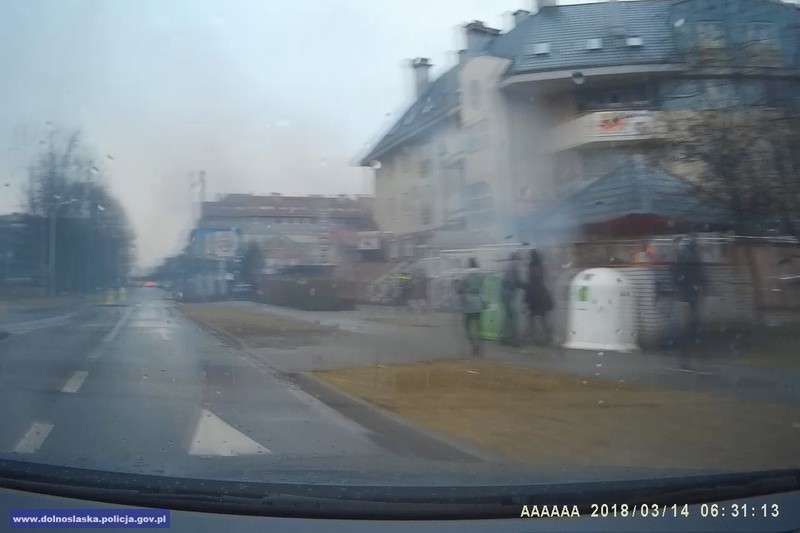 Policjant uratował mężczyznę z pożaru