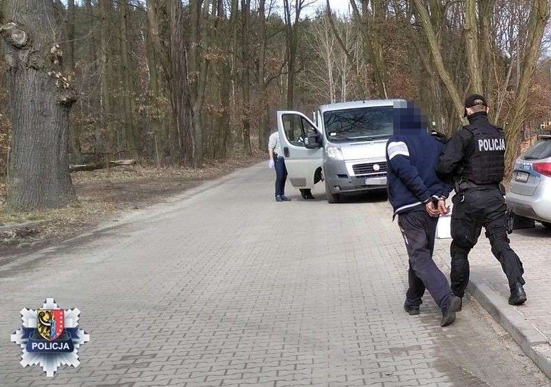 Podejrzani o zbiorowe zgwałcenie kobiety zatrzymani przez policjantów