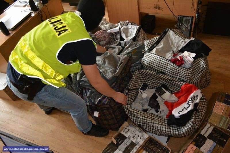 Policjanci zabezpieczyli ponad 1140 sztuk podrobionych perfum i ubrań,
