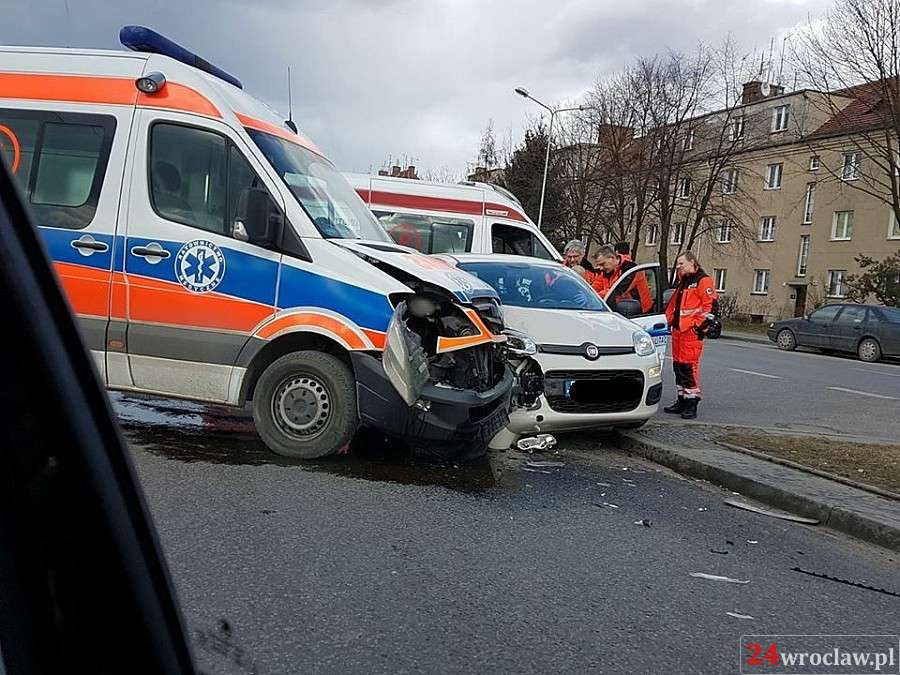 Zderzenie karetki pogotowia z autem osobowym na Borowskiej