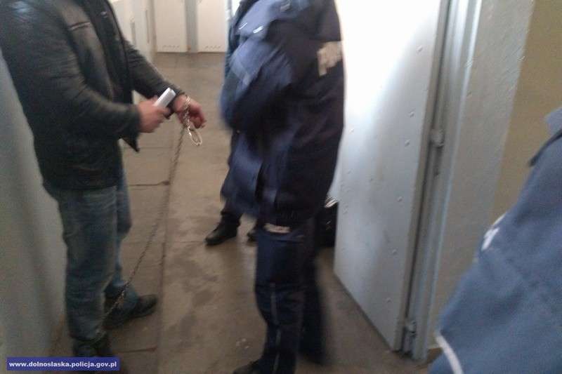 Kolejne zatrzymania w śledztwie dotyczącym powoływania się na wpływy i przyjmowania korzyści majątko