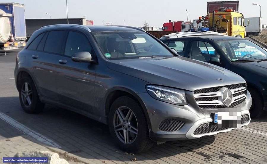 Policjanci odzyskali mercedesa skradzionego w Niemczech o wartości ponad 270 tys. zł