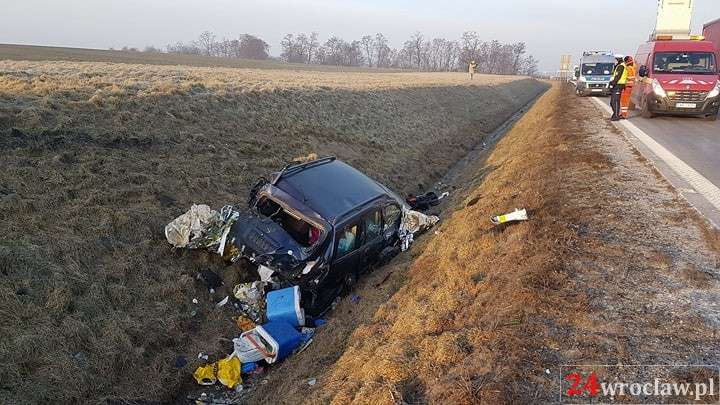 Dziewięć osób w szpitalu po zderzeniu busa z osobówką. 