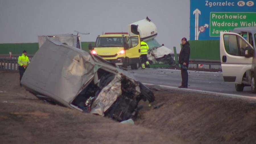 Dwie osoby zginęły na A4, siedem osób rannych. (video)