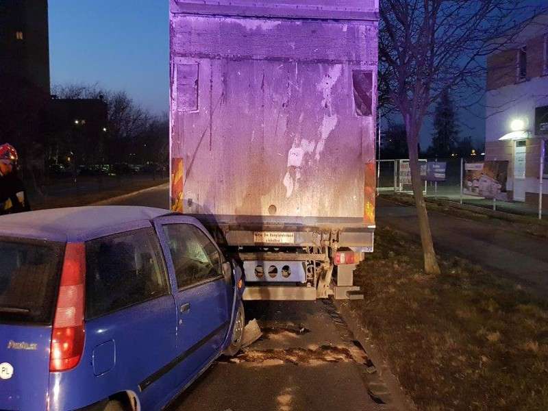 Zderzenie osobówki z samochodem ciężarowym na ul. Rogowskiej