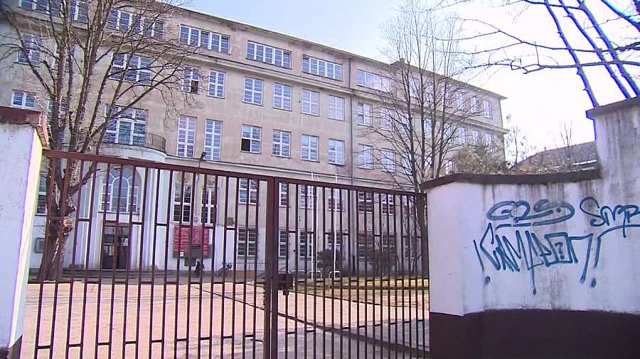  W jednej ze szkół we Wrocławiu 17-latek został ugodzony nożem przez rówieśnika. 