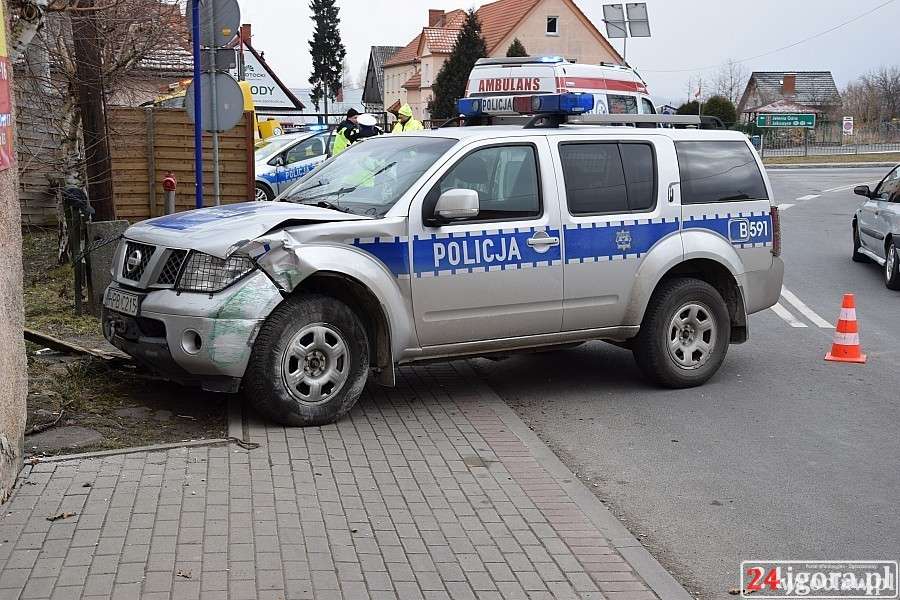Pościg pod Jelenią Górą.  Radiowóz uderzył w budynek