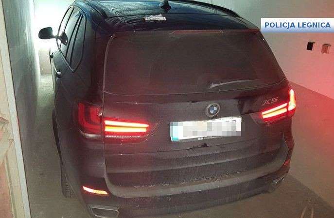 Legniccy policjanci odzyskali skradziony samochód marki BMW X5 o wartości 270 000 złotych.