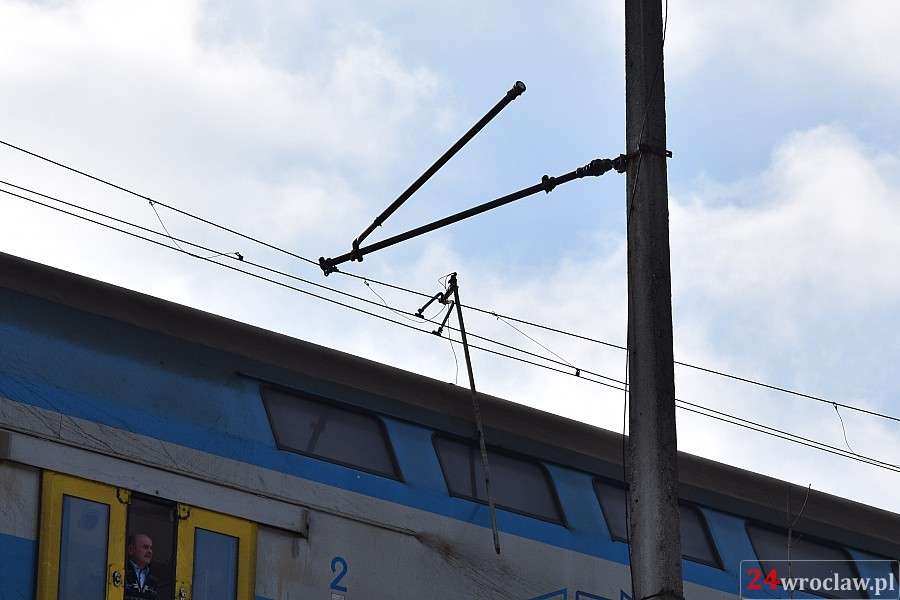 Zerwana sieć trakcyjna pod Szklarską Porębą. Pociąg z Poznania utknął na trasie
