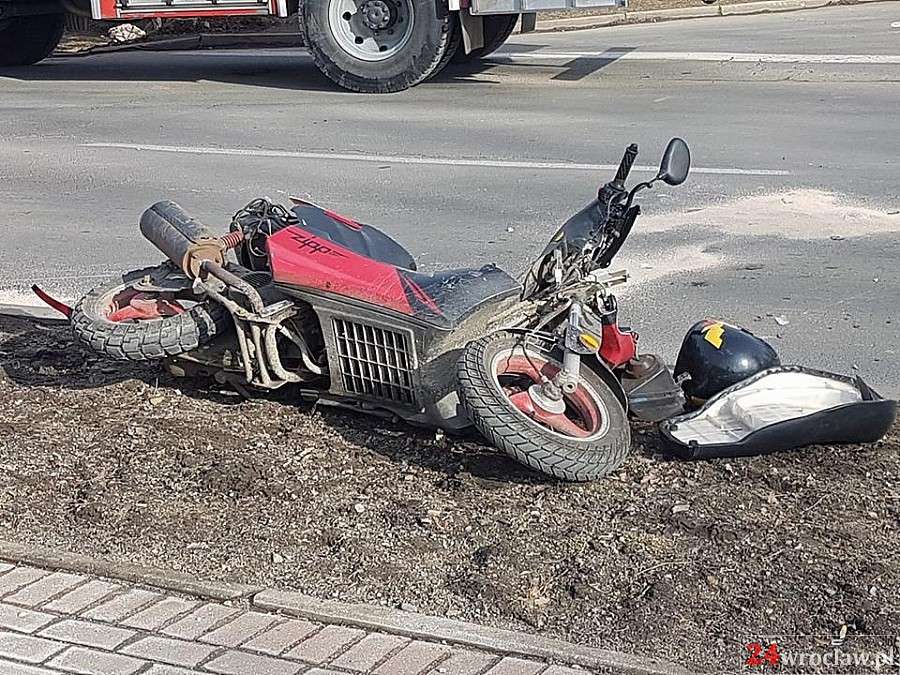 Motocyklista poważnie ranny po zderzeniu z koparką