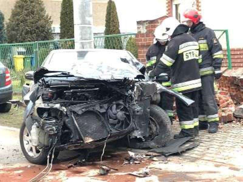 Peugeotem w ogrodzenie. Kierowca uciekł z miejsca zdarzenia