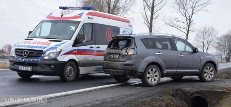Kolizja na krajowej ósemce. Samochód ciężarowy wjechał w tył Mitsubishi