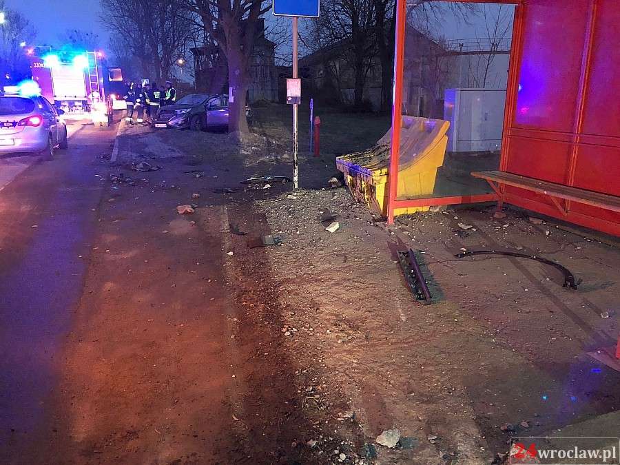 Dachowała tuż przy przystanku. Dwie osoby w szpitalu.