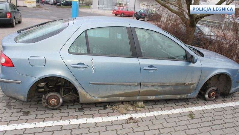 Policjanci zatrzymali mężczyzn, którzy odpowiedzą za kradzież kół, z co najmniej 6 pojazdów